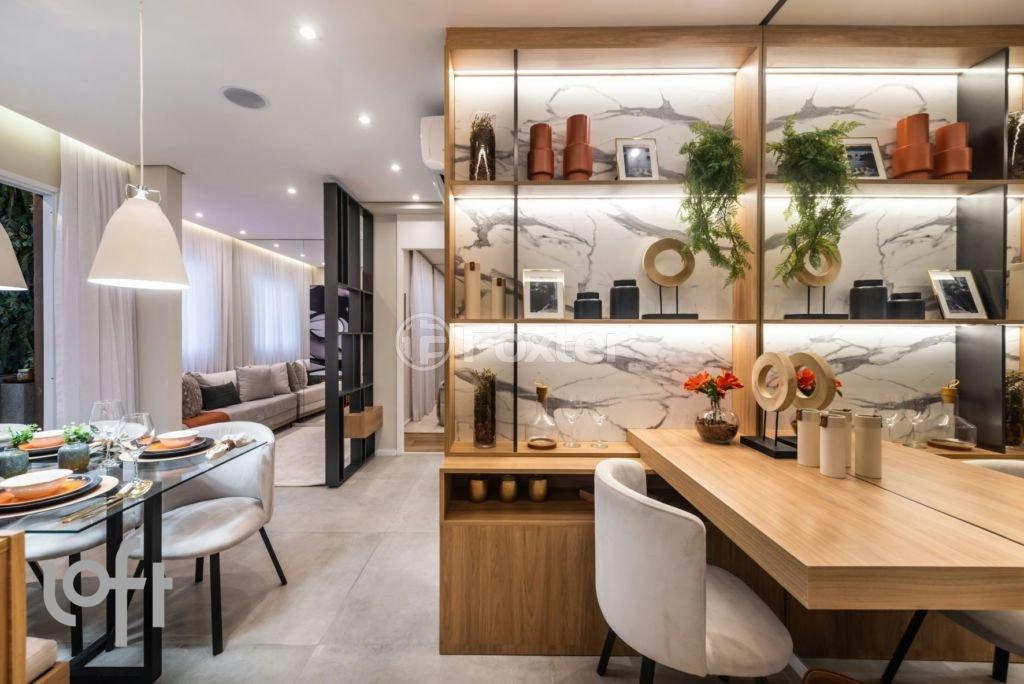 sala-de-jantar-moderna-com-mesa-de-madeira-clara-e-armario-com-prateleiras.jpeg