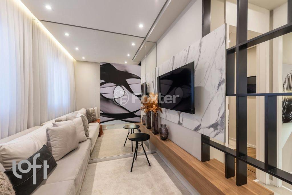 sala-de-estar-moderna-e-elegante-com-sofa-branco-e-tv.jpeg