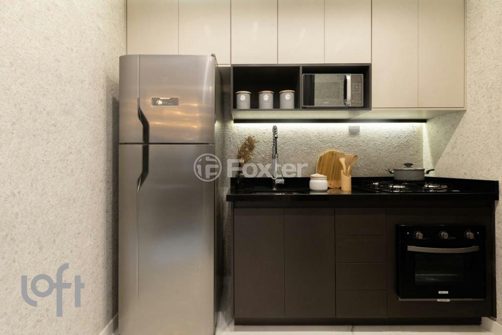 cozinha-moderna-com-armarios-escuros-e-geladeira-de-aco