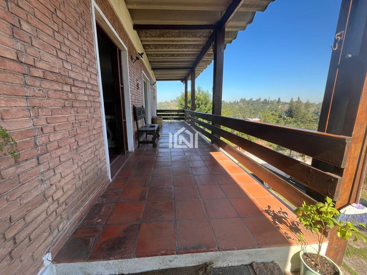 Casa comercial para locação varanda