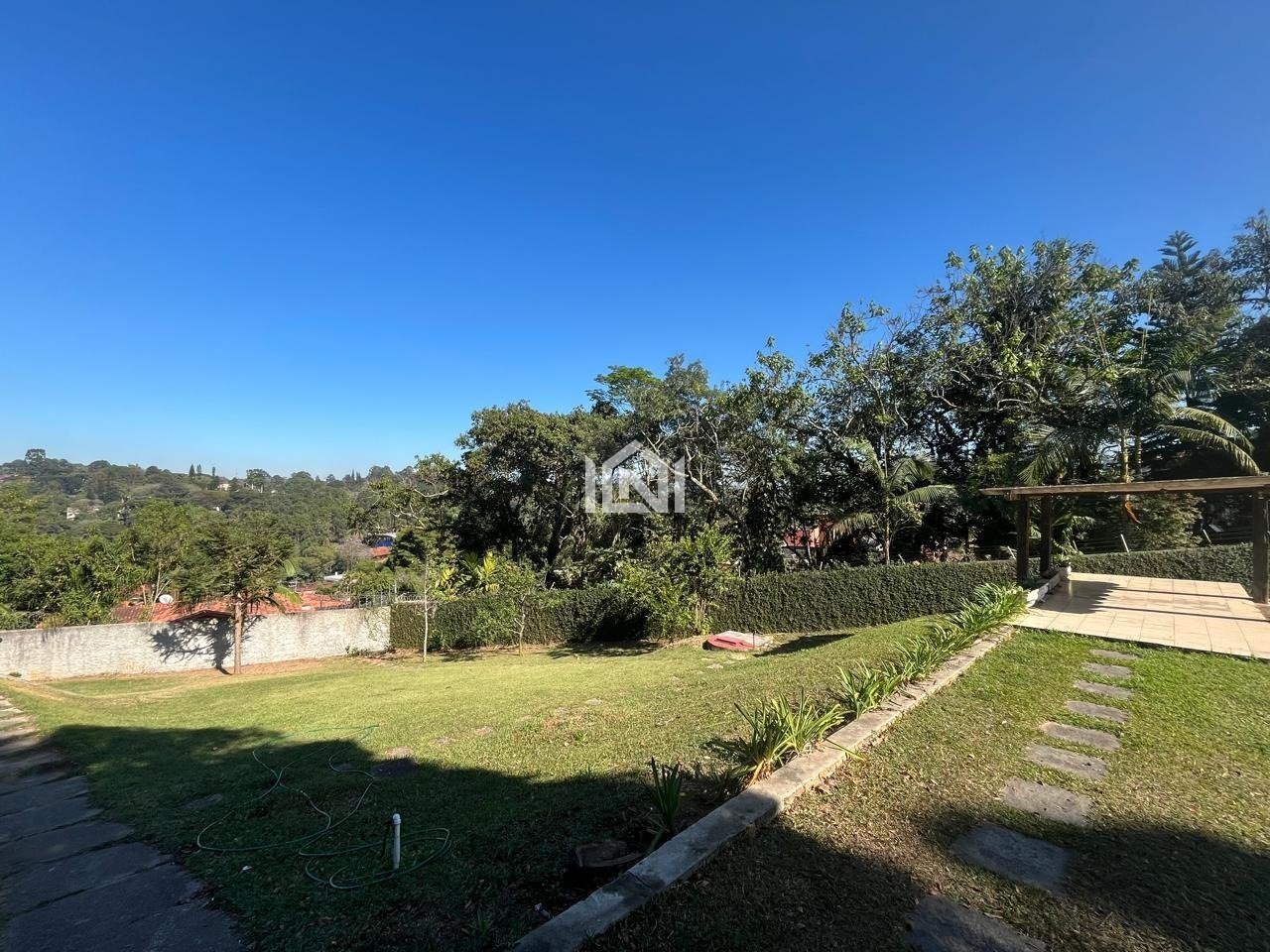 Casa comercial para locação quintal