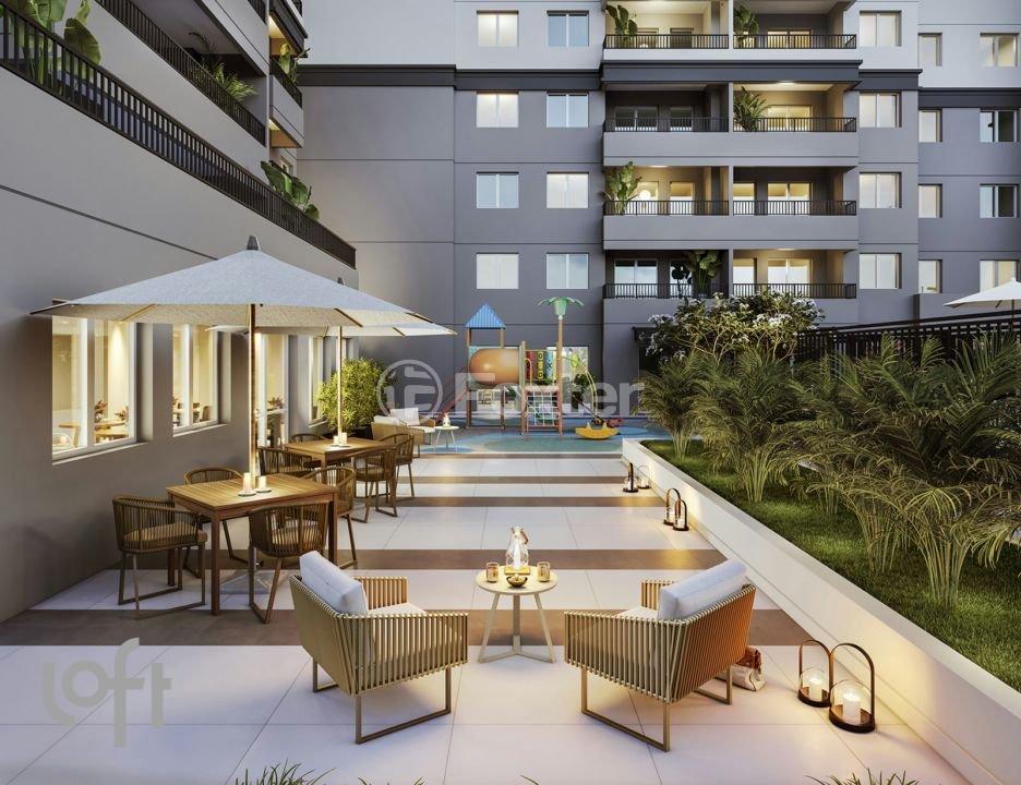 area-de-descanso-com-mesas-e-cadeiras-ao-ar-livre