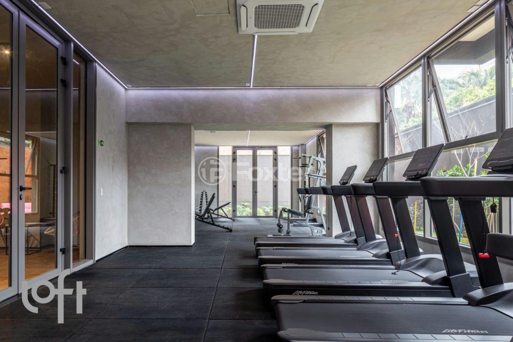 academia-bem-iluminada-com-esteiras-life-fitness