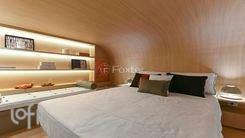 quarto-com-design-moderno-e-revestimento-em-madeira-clara