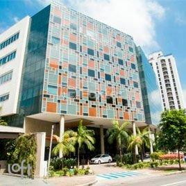 predio-de-escritorios-moderno-com-fachada-de-vidro-e-jardim