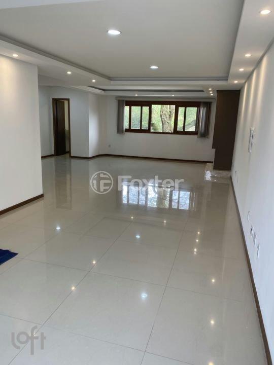 Amplo living com 2 salas e lareira.jpg