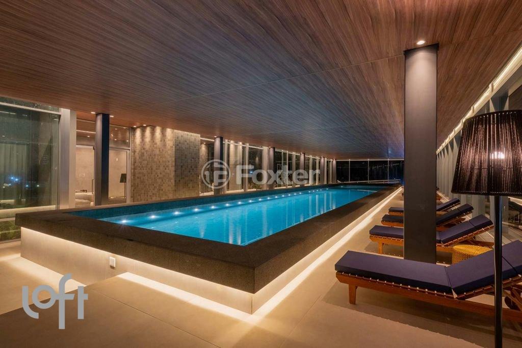 piscina-interna-com-iluminacao-e-espreguicadeiras