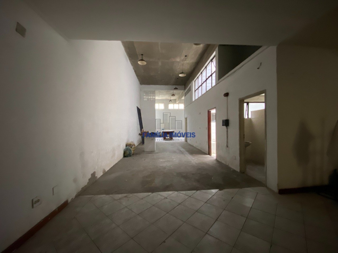 Alugar galpão Comercial com galpão 2 banheiros mais andar Paquetá em Santos SP