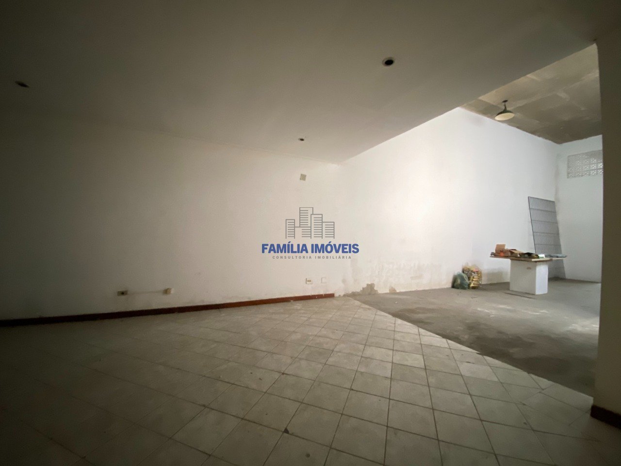 Alugar galpão Comercial com galpão 2 banheiros mais andar Paquetá em Santos SP