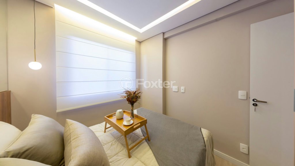 quarto-com-cama-de-casal-e-janela-com-cortinas-brancas