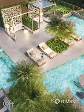 deck-da-piscina-com-cabanas-e-espreguicadeiras