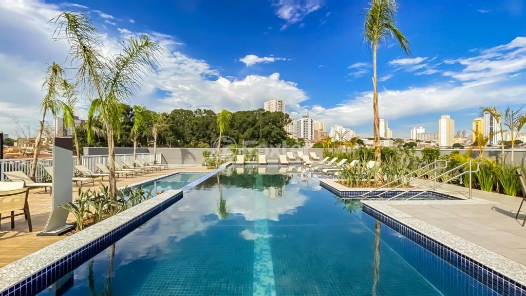 piscina-com-borda-infinita-e-deck-de-madeira.jpeg