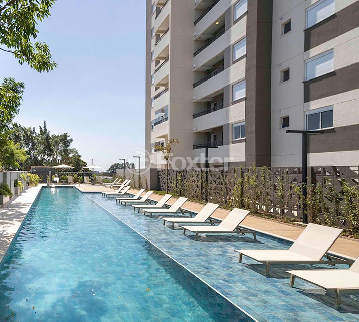 piscina-com-espreguicadeiras-e-acesso-para-deficientes.jpeg
