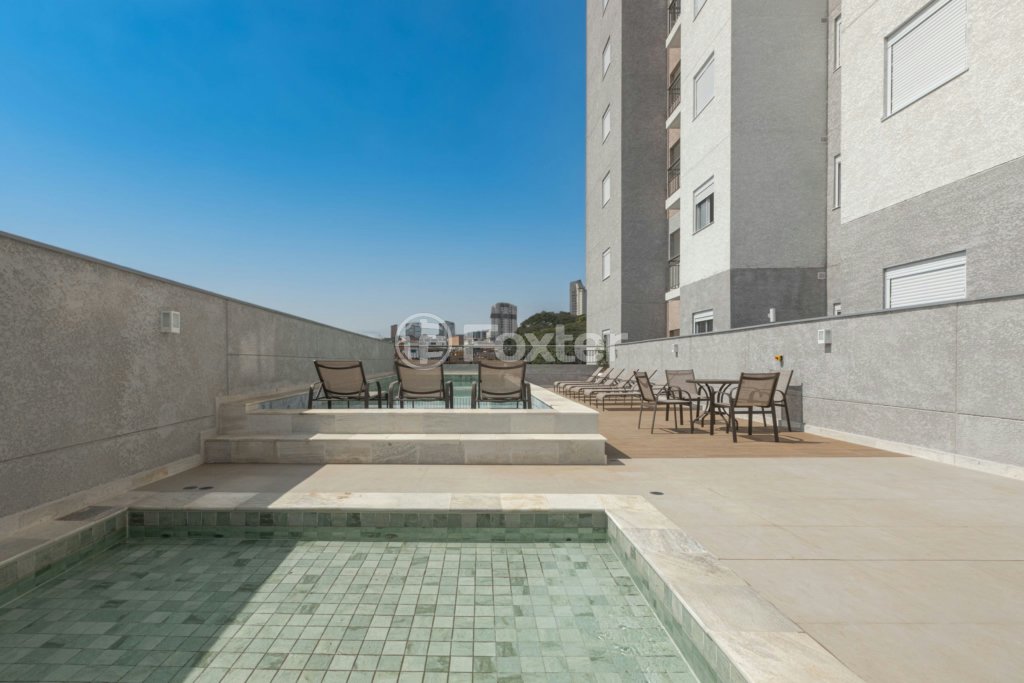 area-de-lazer-com-piscina-e-deck.jpeg