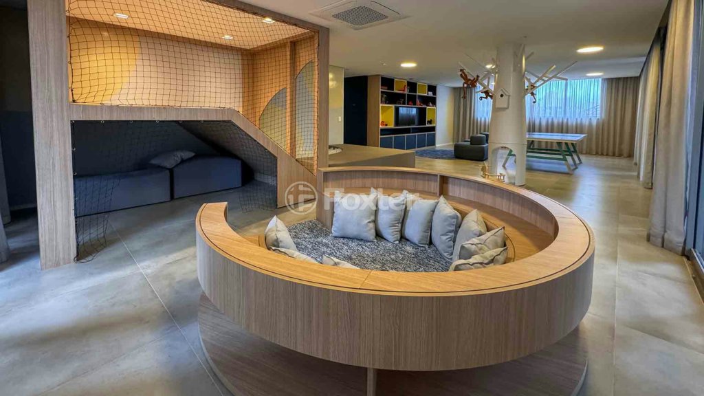 sala-de-estar-com-sofa-circular-e-area-de-lazer