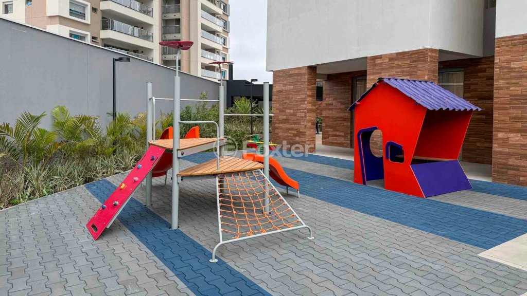 playground-com-escorregador-e-casinha-de-madeira