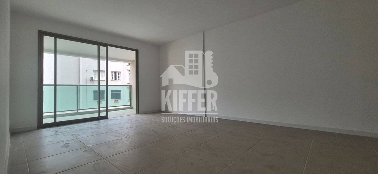 Sala com porta de vidro de correr para a varanda