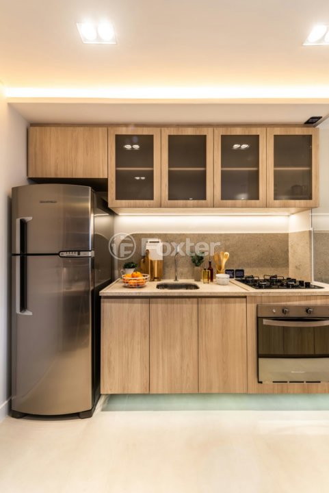 cozinha-moderna-com-armarios-de-madeira-clara.jpeg