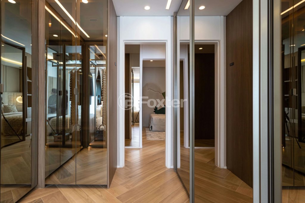 corredor-com-espelhos-e-closet