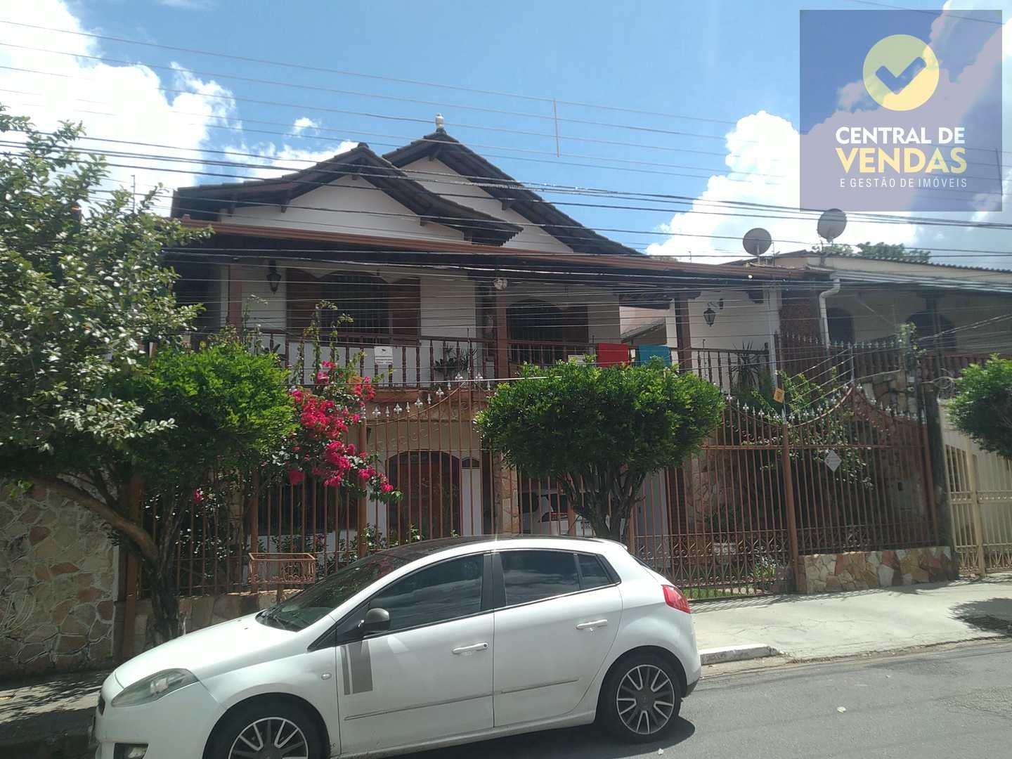 Casa com 4 quartos — Santa Mônica, Belo Horizonte