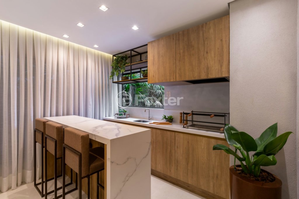 cozinha-moderna-com-ilha-e-bancadas-em-marmore-branco