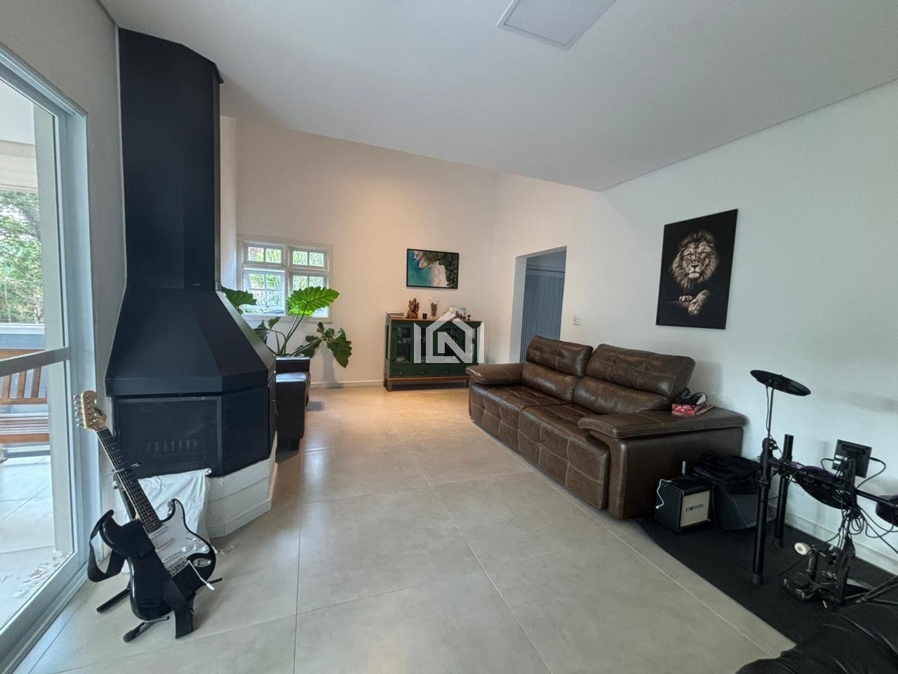 casa a venda no condominio jardim das flores - sala de estar com lareira