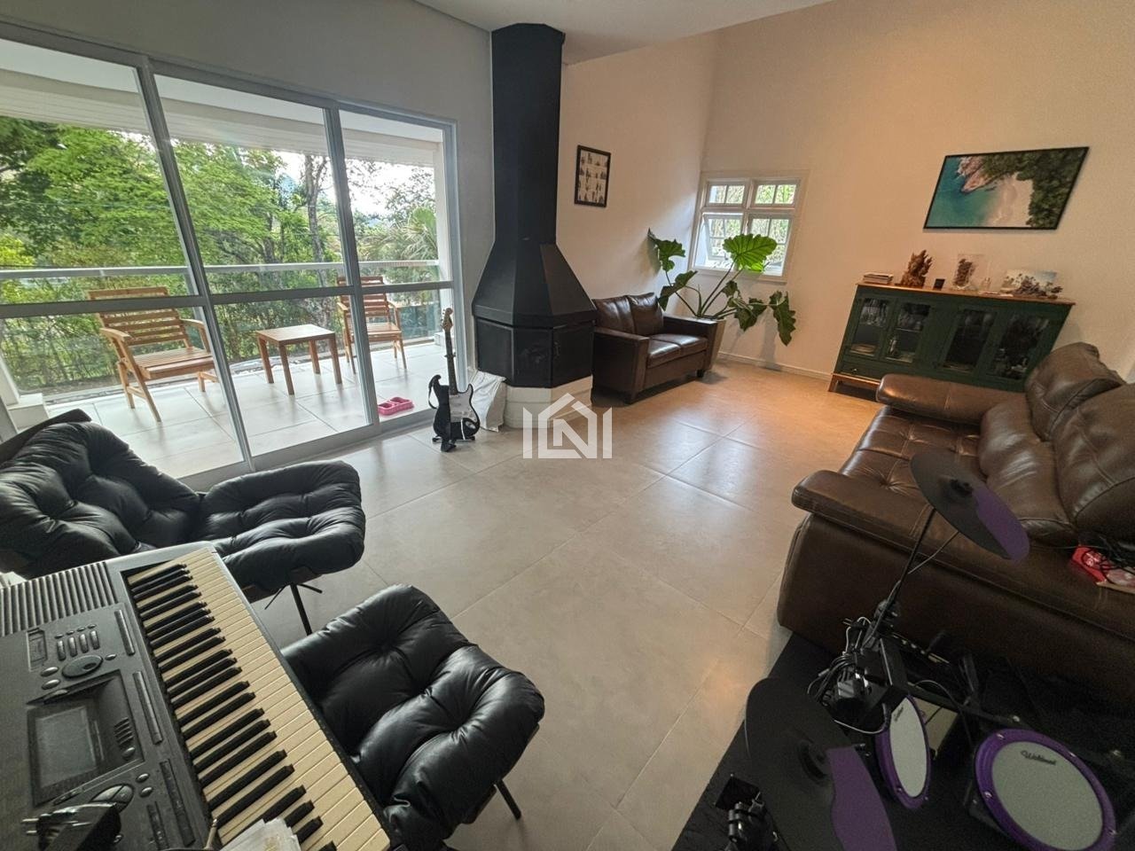 casa a venda no condominio jardim das flores - sala de estar com lareira