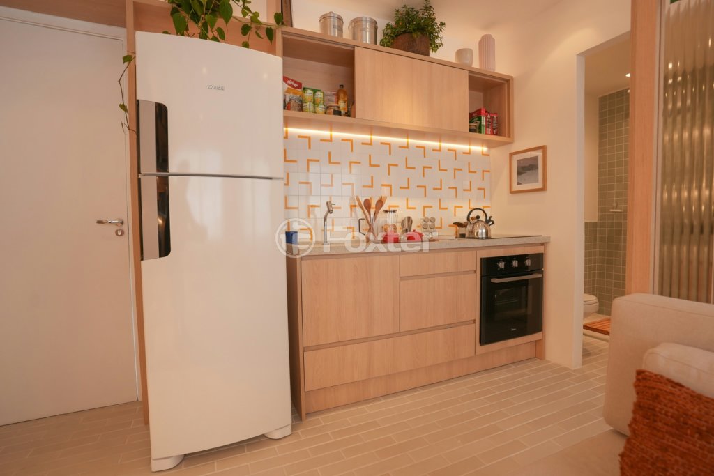 cozinha-moderna-com-geladeira-branca-e-armarios-de-madeira