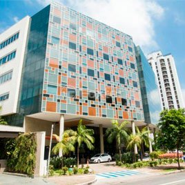 predio-de-escritorios-moderno-com-fachada-de-vidro-e-jardim