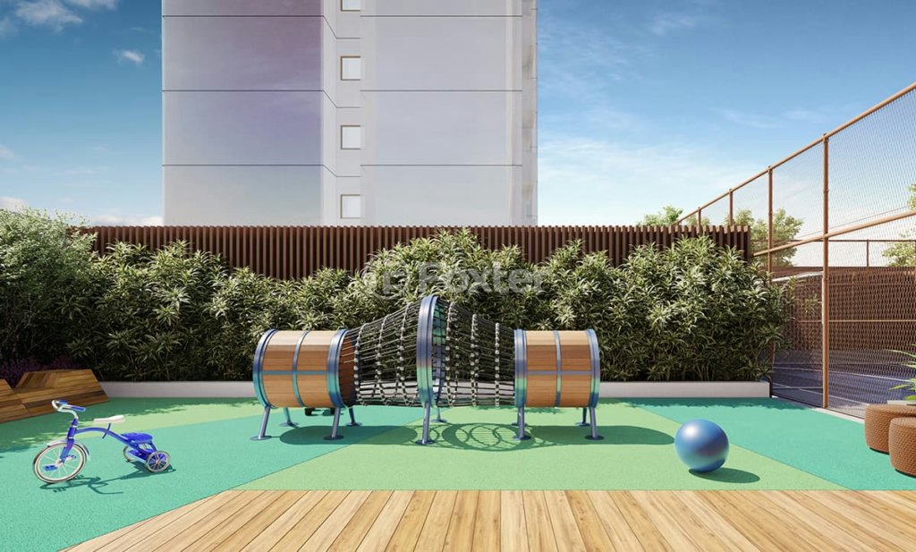 playground-acessivel-com-grama-verde-e-predio-ao-fundo