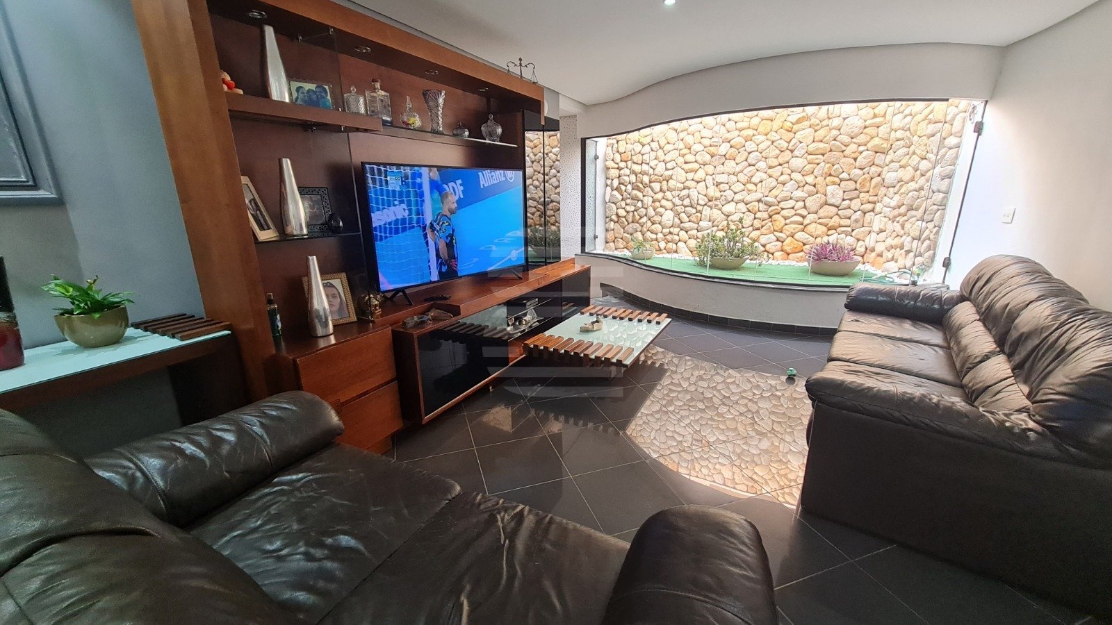 SALA DE TV COM JARDIM DE INVERNO