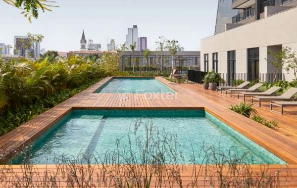 piscina-com-deck-de-madeira-e-vista-para-a-cidade