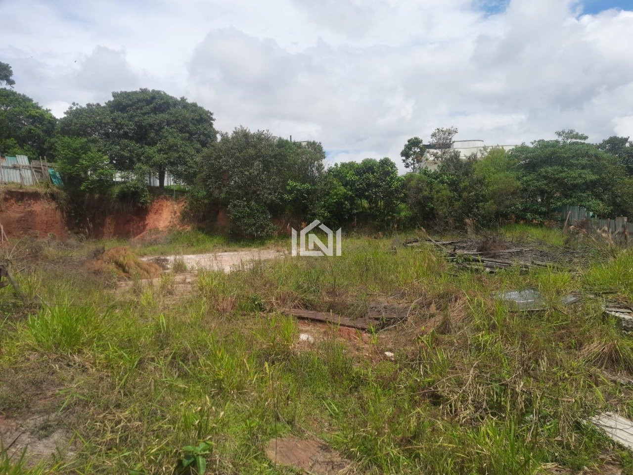 terreno comercial a venda no condominio Alphaville Granja Viana-lateral esquerda