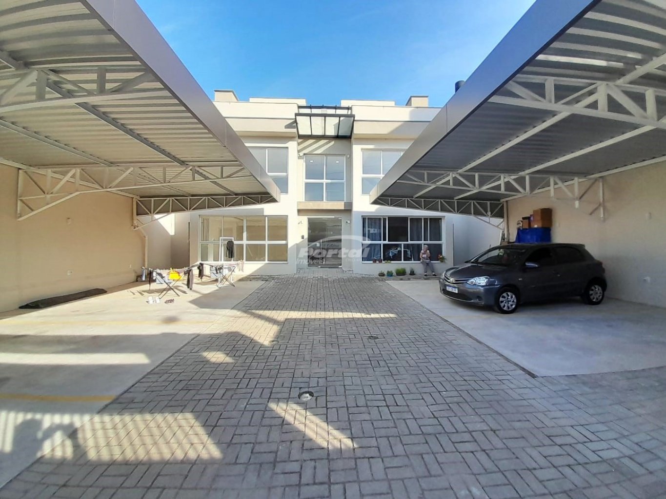 Patio + garagens