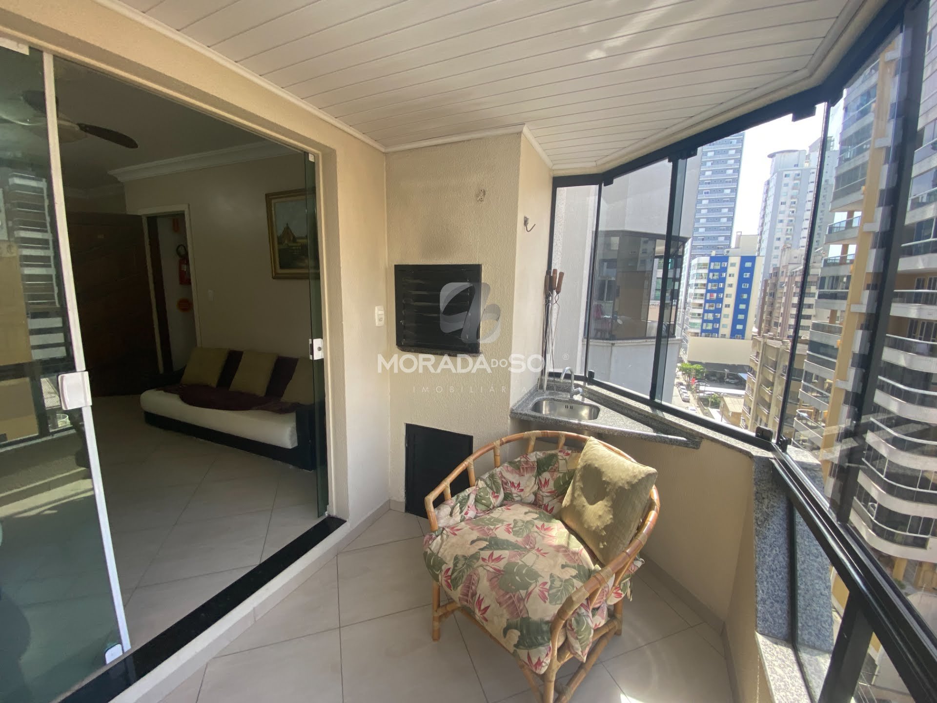 sacada com churrasqueira