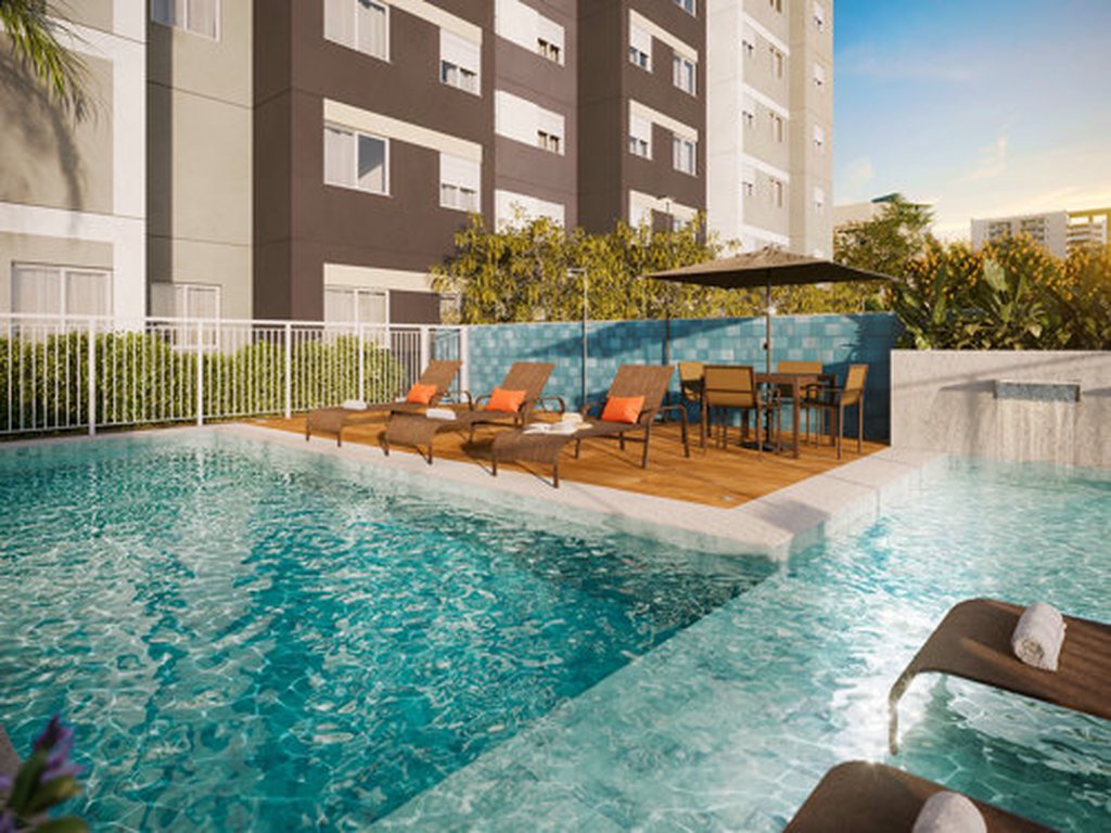 Piscina adulto com deck molhado e cascatas