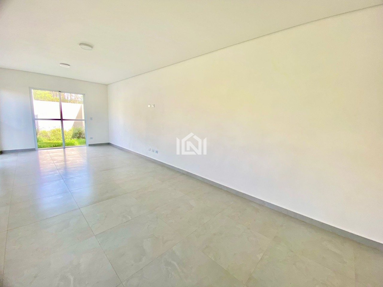 Casa a venda no condominio Terra Nobre Granja Viana - Sala de jantar e sala de televisao