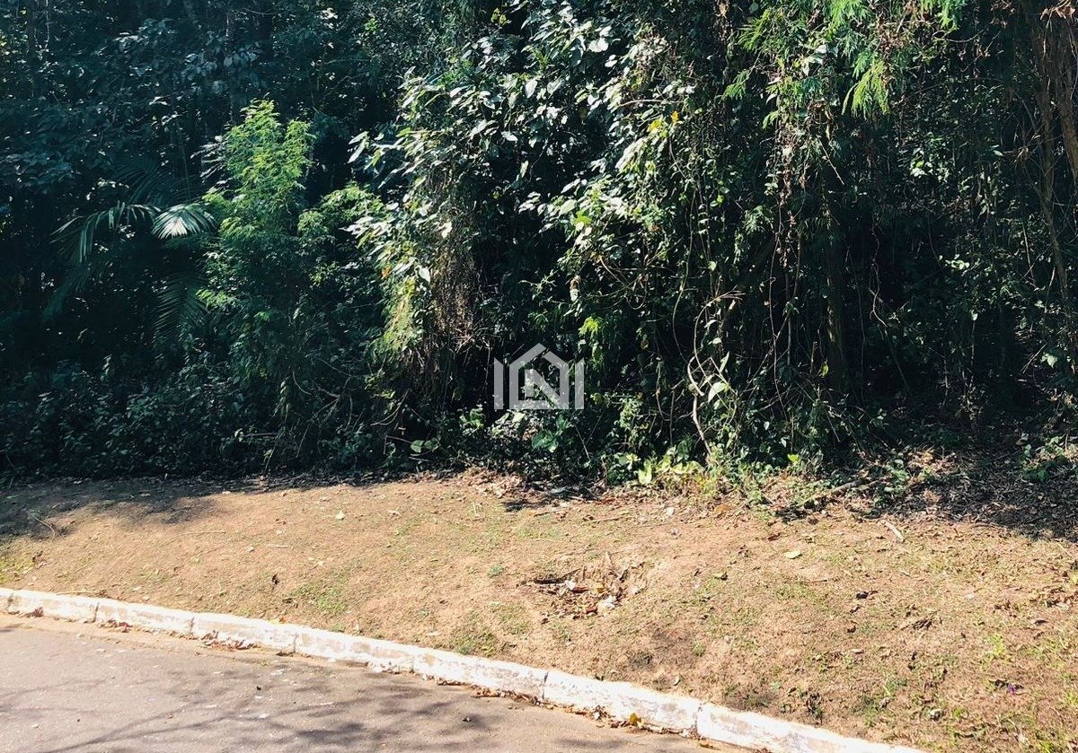 Terreno a venda no condominio Forest Hills -  frente