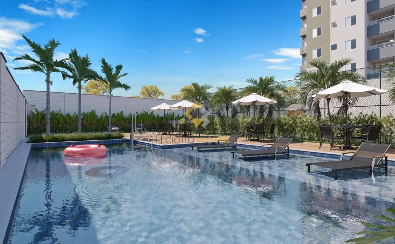 Piscina com deck e prainha