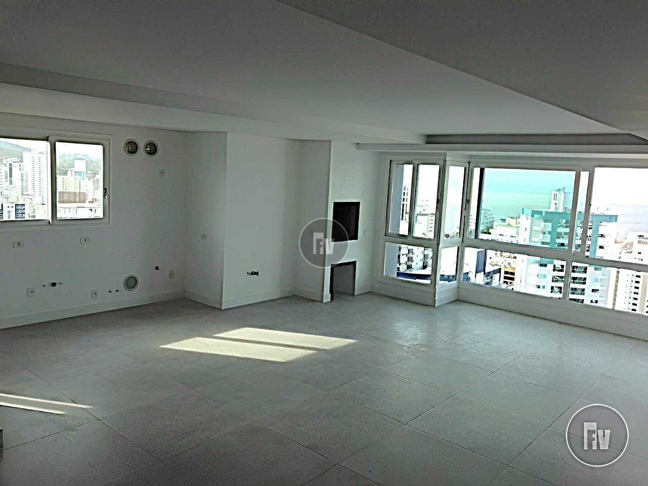 150 m² útil
4 banheiros
4 vagas
3 suítes
Vista Mar
Vazio, novo e nunca habitado
