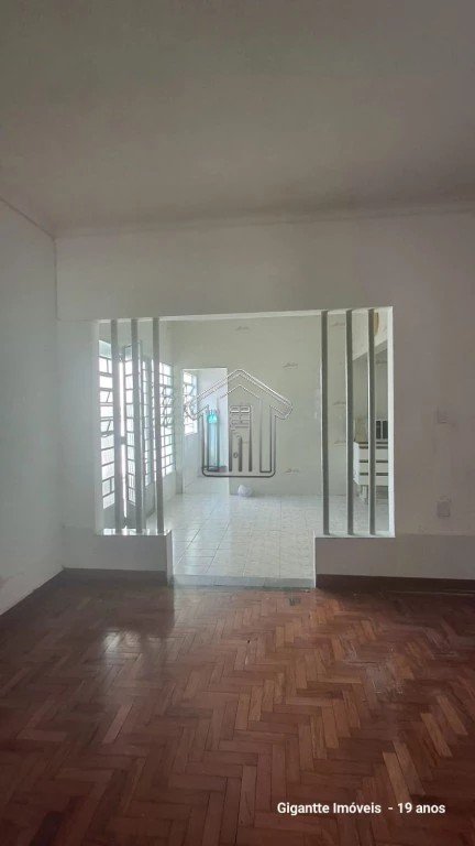 Vista cozinha, sala e quartos.