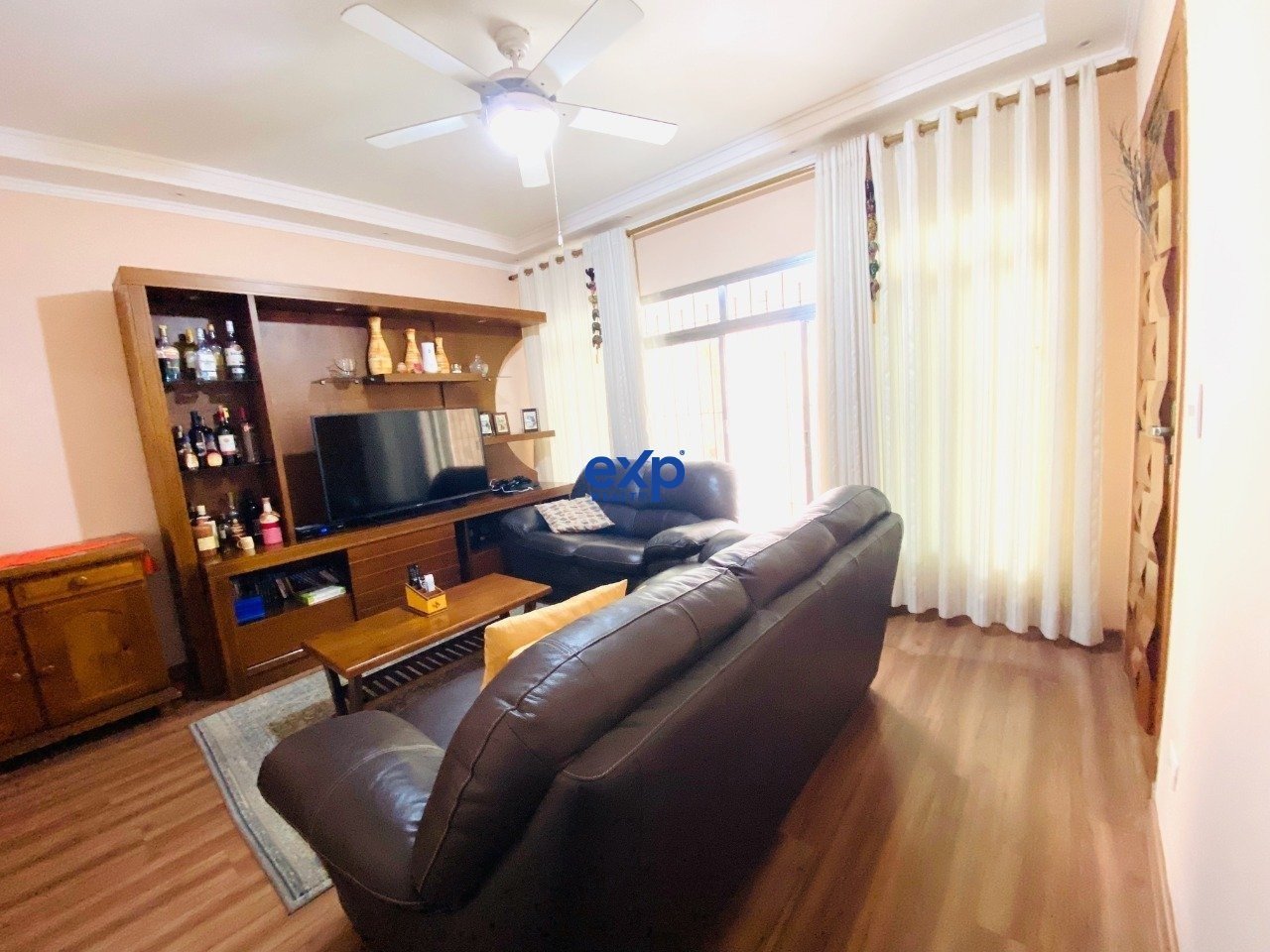 SALA DE ESTAR E LAVABO ( PORTA LATERAL )