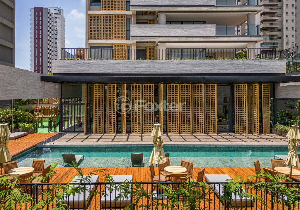 piscina-e-deck-de-madeira-com-vista-para-o-jardim