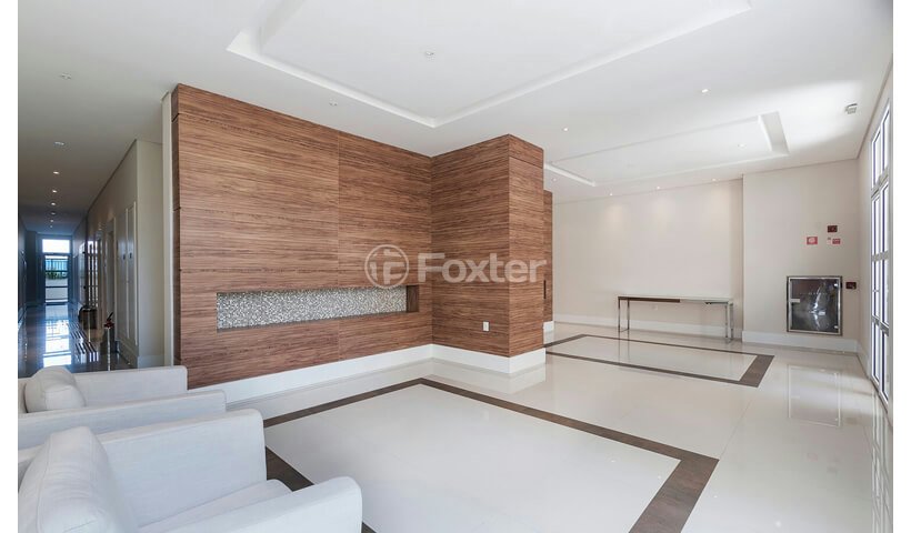 hall-de-entrada-com-sofas-e-revestimentos-em-madeira.jpeg