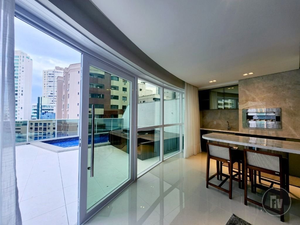 212 m² útil
3 vagas
3 suítes
terraço garden privativo, inclui uma piscina com deck e jacuzzi