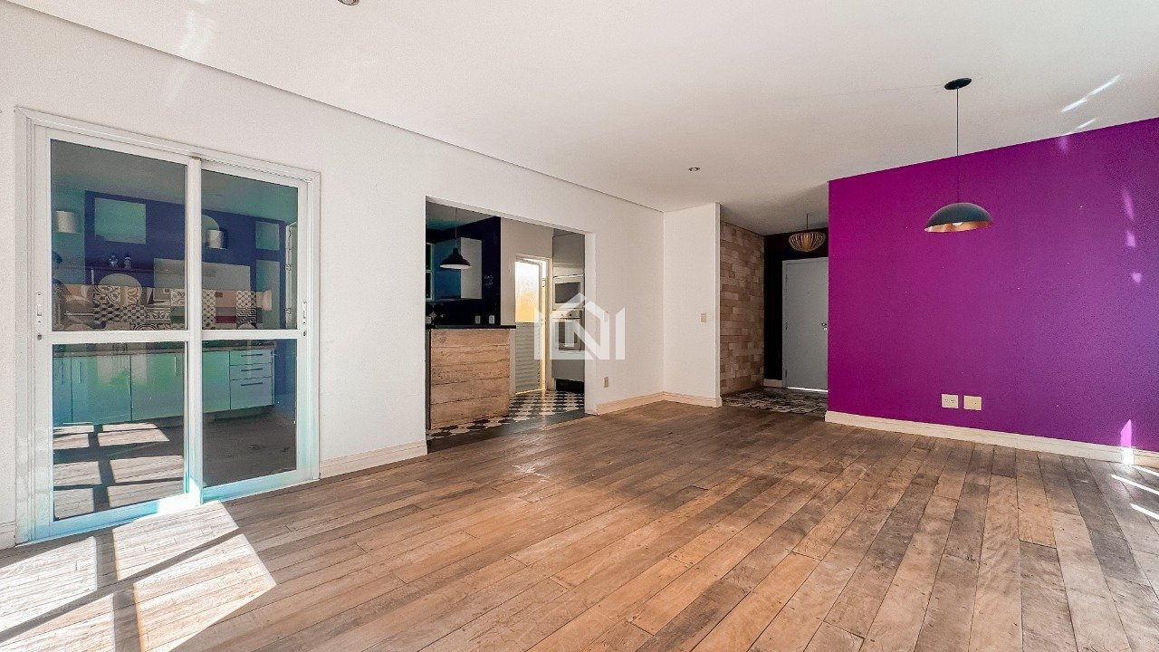Casa a venda no condominio Reserva Granja Vianna - Sala de televisao com lareira e sala de jantar