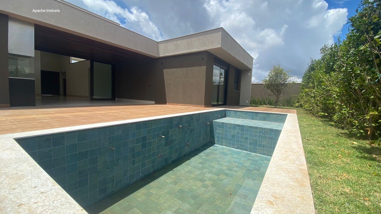 Piscina com deck