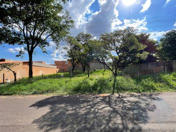land_lot em Rua Leopoldina Pinheiro Cintra, Parque Residencial Vinte e Quatro de Maio - Botucatu - SP