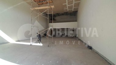 business em Avenida Paulo Firmino, Jardim das Palmeiras - Uberlândia - MG