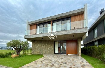 house em Rua Pedro Hygino da Silveira, Centro - Xangri-Lá - RS